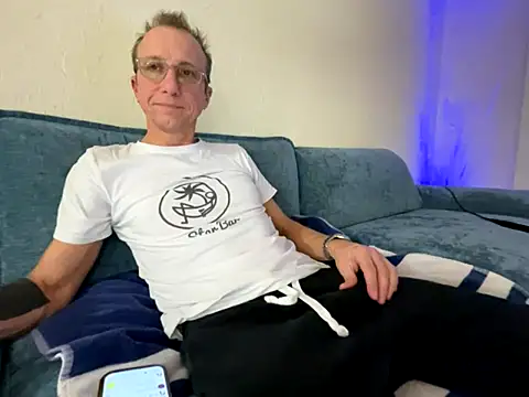 mouser21212 online show from December 3, 2025, 11:25 pm