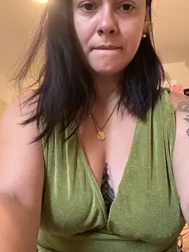 Snapshot of Luccreccia_ chatting on May 27, 2026, 8:43 am Luccreccia online show from May 27, 2026, 8:43 am