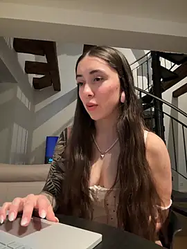 emiliasommer online show from November 26, 2025, 1:33 pm