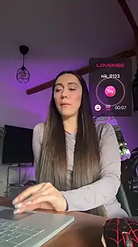 emiliasommer online show from November 29, 2025, 3:23 pm