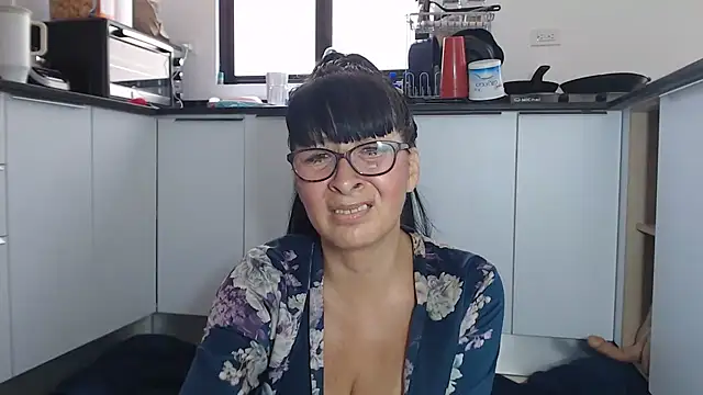 Snapshot of HellenLatin chatting on June 4, 2026, 5:06 pm HellenLatin online show from June 4, 2026, 5:06 pm
