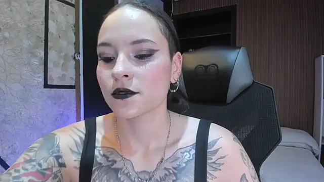 AnnyThompson  online show from April 6, 2026, 10:00 pm