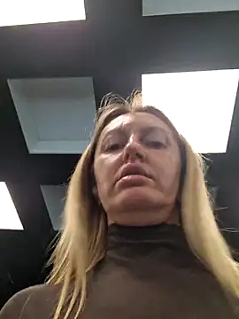 Miss    Mia  online show from November 25, 2025, 9:42 am