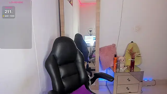 Snapshot of hellensexy chatting on December 18, 2025, 9:51 pm hellensexy online show from December 18, 2025, 9:51 pm