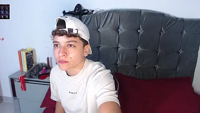 Snapshot of Antonella_Cruz02 chatting on April 21, 2026, 4:19 am Antonella Cruz02 online show from April 21, 2026, 4:19 am