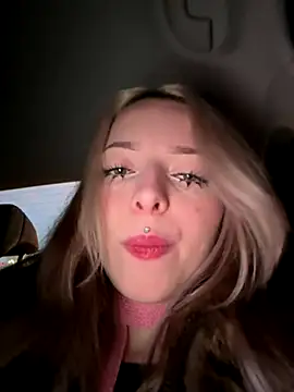 LoraaDoll online show from December 15, 2025, 1:28 pm