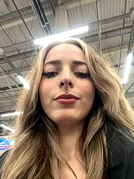 LoraaDoll online show from November 5, 2025, 3:48 pm