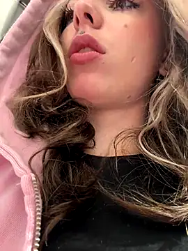 LoraaDoll online show from January 7, 2026, 5:34 am