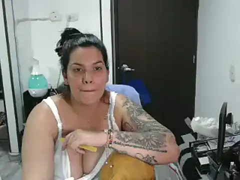 Snapshot of CarolinaRincon chatting on March 12, 2025, 12:09 am CarolinaRincon online show from March 12, 2025, 12:09 am