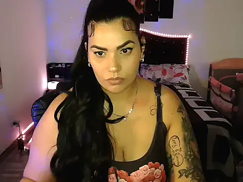 Snapshot of CarolinaRincon chatting on October 8, 2025, 10:43 pm CarolinaRincon online show from October 8, 2025, 10:43 pm