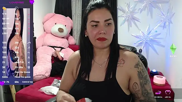 Snapshot of CarolinaRincon chatting on February 9, 2026, 9:24 pm CarolinaRincon online show from February 9, 2026, 9:24 pm