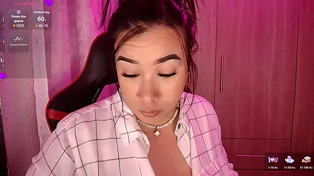 leahtemptation3 online show from December 3, 2025, 12:04 pm