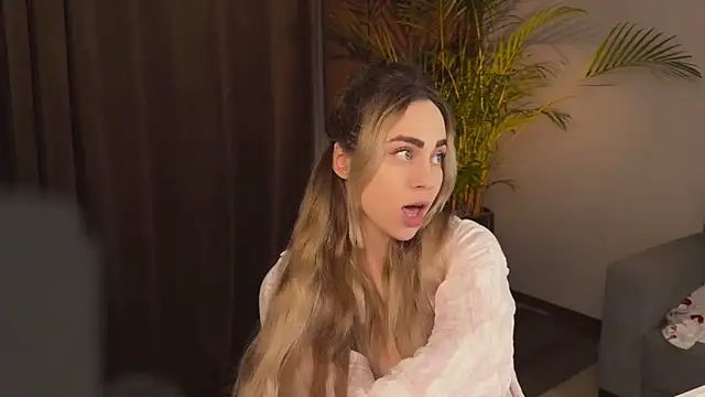 hotexclusive  online show from April 27, 2026, 7:56 pm