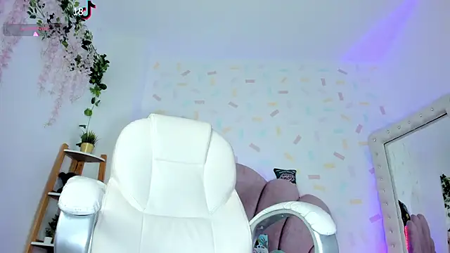 Snapshot of evelyn_evans_1 chatting on February 20, 2025, 2:35 pm evelyn evans 1 online show from February 20, 2025, 2:35 pm