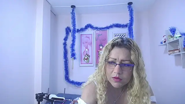 Snapshot of Veronica_escobar_ chatting on December 24, 2024, 4:11 am Veronica escobar online show from December 24, 2024, 4:11 am