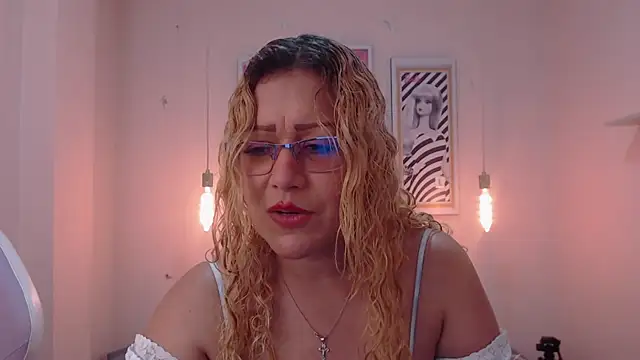 Snapshot of Veronica_escobar_ chatting on January 25, 2025, 4:02 am Veronica escobar online show from January 25, 2025, 4:02 am