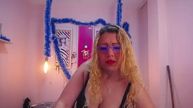 Snapshot of Veronica_escobar_ chatting on January 14, 2025, 10:27 am Veronica escobar online show from January 14, 2025, 10:27 am