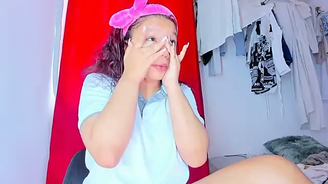 Emily Coper18 online show from November 29, 2025, 1:33 pm