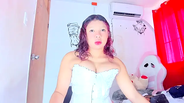 Snapshot of Emily_Coper18 chatting on February 14, 2026, 1:44 pm Emily Coper18 online show from February 14, 2026, 1:44 pm