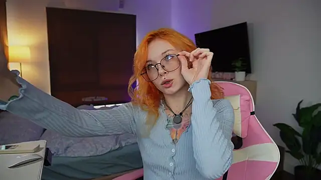 juicyshow  online show from September 13, 2025, 2:44 am