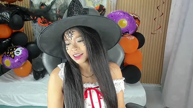 Lili 16 online show from October 28, 2025, 11:09 am