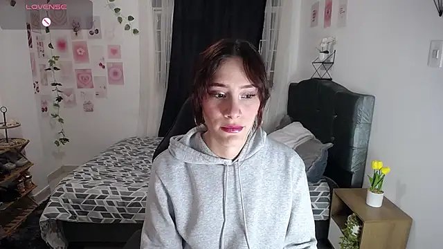 IsaBaileys  online show from May 26, 2026, 10:41 pm