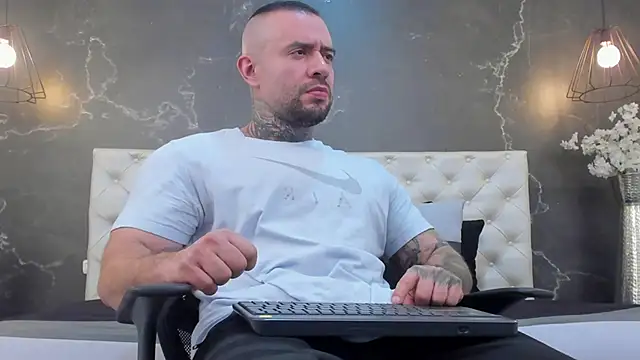 Snapshot of BruceDallas chatting on February 5, 2025, 1:37 am BruceDallas online show from February 5, 2025, 1:37 am