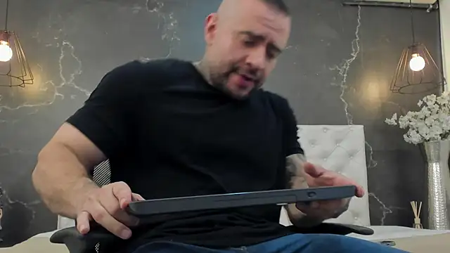 Snapshot of BruceDallas chatting on January 31, 2025, 11:35 pm BruceDallas online show from January 31, 2025, 11:35 pm