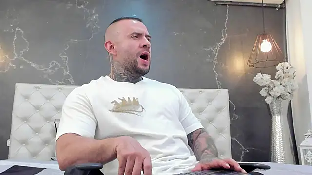 Snapshot of BruceDallas chatting on March 21, 2025, 2:28 am BruceDallas online show from March 21, 2025, 2:28 am