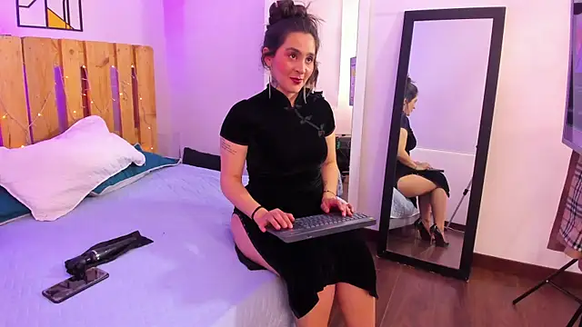 Snapshot of emily_amaya chatting on June 17, 2026, 8:19 pm emily amaya online show from June 17, 2026, 8:19 pm