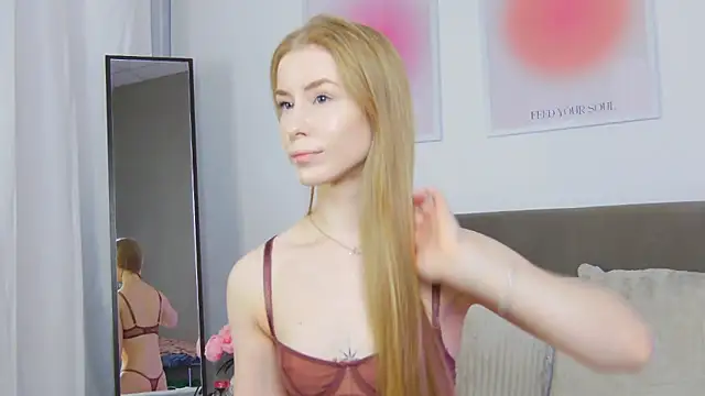 Snapshot of VioletiSwone chatting on September 23, 2025, 4:08 am VioletiSwone online show from September 23, 2025, 4:08 am