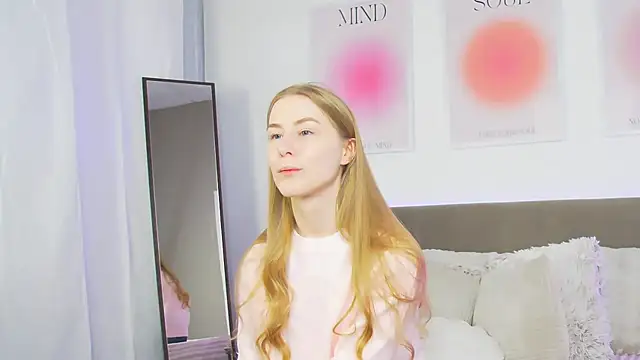 Snapshot of VioletiSwone chatting on March 21, 2025, 5:21 am VioletiSwone online show from March 21, 2025, 5:21 am