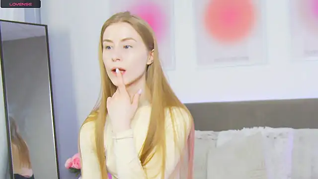 Snapshot of VioletiSwone chatting on March 17, 2025, 5:23 am VioletiSwone online show from March 17, 2025, 5:23 am