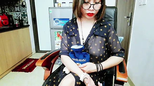 Miu-Le online show from November 23, 2025, 7:02 pm