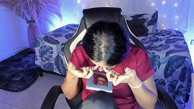 Riana Kean online show from April 15, 2026, 1:44 am