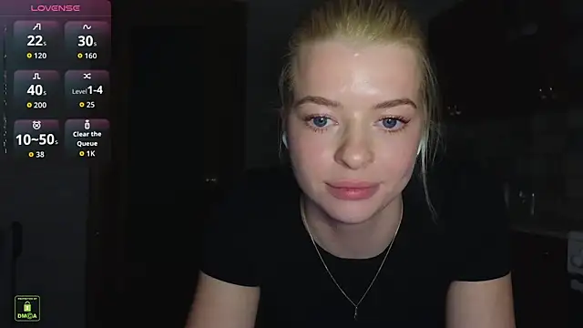 RinaBlondie online show from December 17, 2025, 6:57 pm