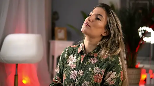 KellyMathews online show from November 25, 2025, 3:18 am