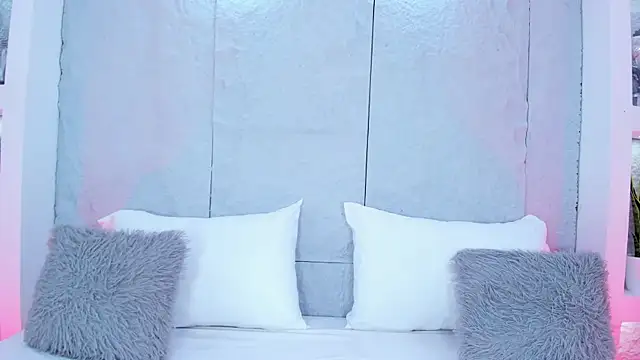 MiaCollson online show from December 15, 2025, 5:19 pm