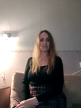 Snapshot of Evelina_cute chatting on October 6, 2025, 5:24 pm Evelina cute online show from October 6, 2025, 5:24 pm