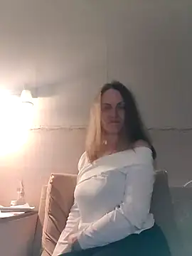 Snapshot of Evelina_cute chatting on December 17, 2025, 4:01 pm Evelina cute online show from December 17, 2025, 4:01 pm