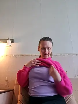 Snapshot of Evelina_cute chatting on October 21, 2025, 12:26 pm Evelina cute online show from October 21, 2025, 12:26 pm