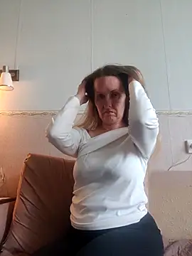 Snapshot of Evelina_cute chatting on September 12, 2025, 11:32 am Evelina cute online show from September 12, 2025, 11:32 am