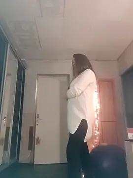 Snapshot of Evelina_cute chatting on November 25, 2025, 8:20 pm Evelina cute online show from November 25, 2025, 8:20 pm