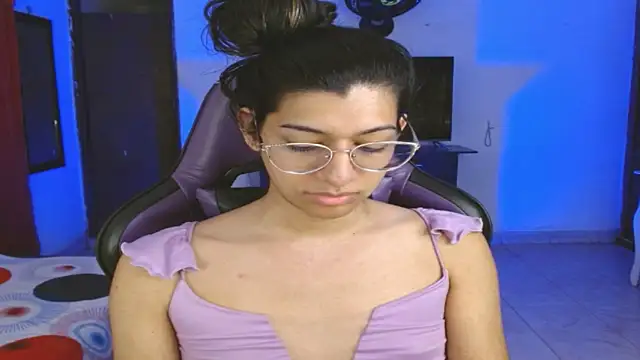 engielphoenis14 online show from March 26, 2026, 11:35 pm