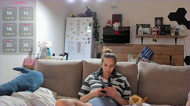 Snapshot of Girl_alone_home chatting on January 14, 2026, 4:10 pm Girl alone home online show from January 14, 2026, 4:10 pm