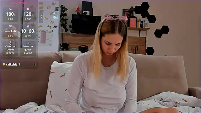 Snapshot of Girl_alone_home chatting on November 6, 2025, 4:00 pm Girl alone home online show from November 6, 2025, 4:00 pm