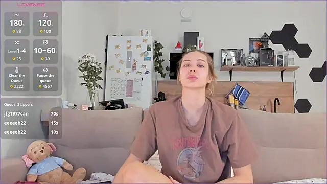 Snapshot of Girl_alone_home chatting on October 25, 2025, 4:11 am Girl alone home online show from October 25, 2025, 4:11 am