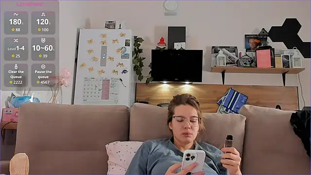 Snapshot of Girl_alone_home chatting on November 20, 2025, 3:40 am Girl alone home online show from November 20, 2025, 3:40 am