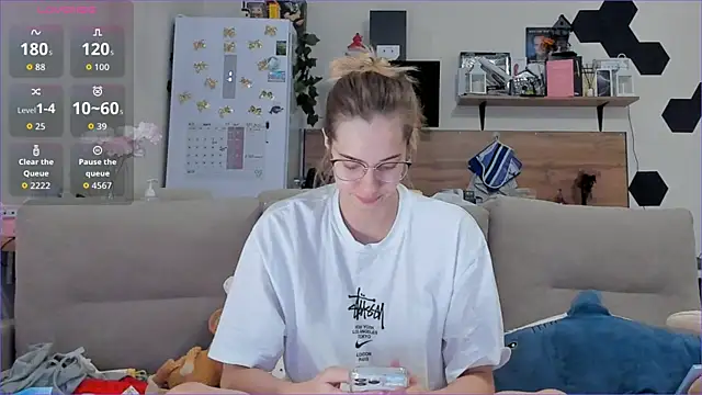 Snapshot of Girl_alone_home chatting on December 1, 2025, 3:18 am Girl alone home online show from December 1, 2025, 3:18 am