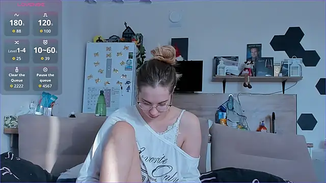 Girl alone home online show from March 29, 2026, 3:41 am